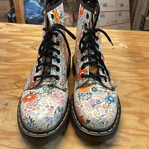 Dr Martens White Meadow Floral Boots in a size 8 - Picture 15 of 16